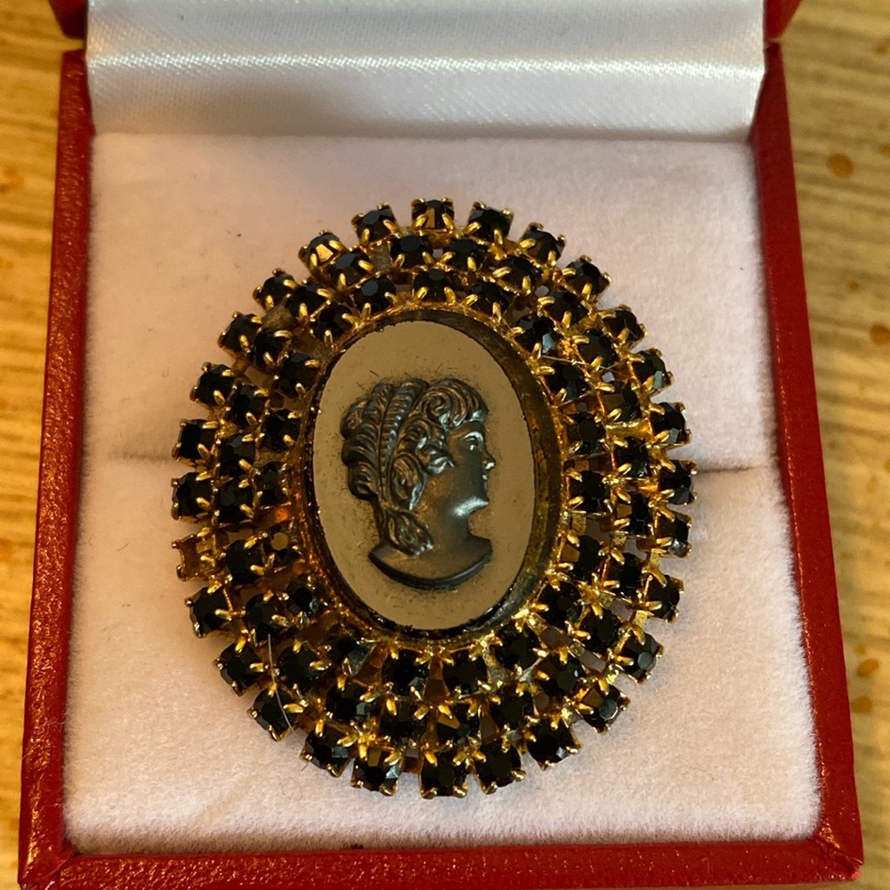 Vintage Cameo Brooch